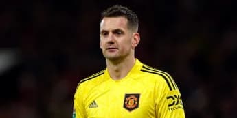 Tom Heaton signs new one-year deal with Manchester United
