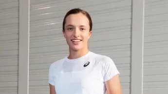 Swiatek Dominates Kasatkina to Keep Semi-Final Hopes Alive