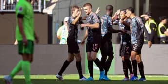 Serge Gnabry scores late Bayern Munich winner at Wolfsburg