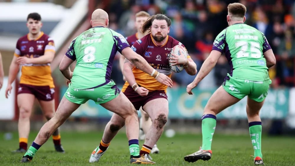 Veteran international forward extends long stay with Championship club