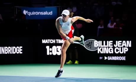 Swiatek Leads Poland to Historic Billie Jean King Semifinals