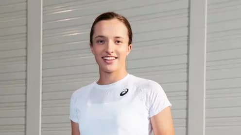 Swiatek Dominates Kasatkina to Keep Semi-Final Hopes Alive